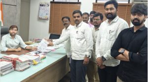 सोलापूर जिल्हा परिषदेच्या कर्मचारयाचे काळ्याफिती लावून कामकाज