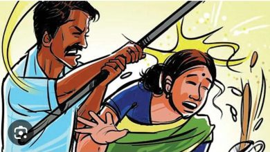 शेतात पाणीदेताना महिलेशी गैरवर्तन व काठीने मारहाण